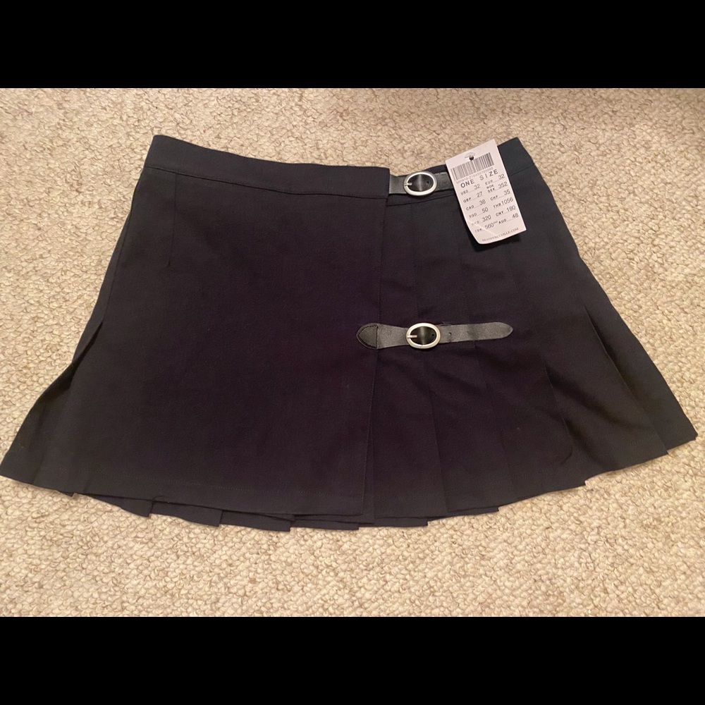 BRAND NEW BRANDY MELVILLE PLEATED BLACK SKIRT SIZE XS